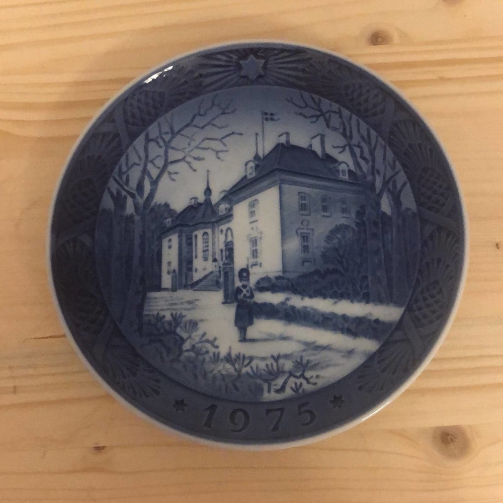 Royal Copenhagen, Christmas plate, 1975. The queens Christmas residence. EUC‎